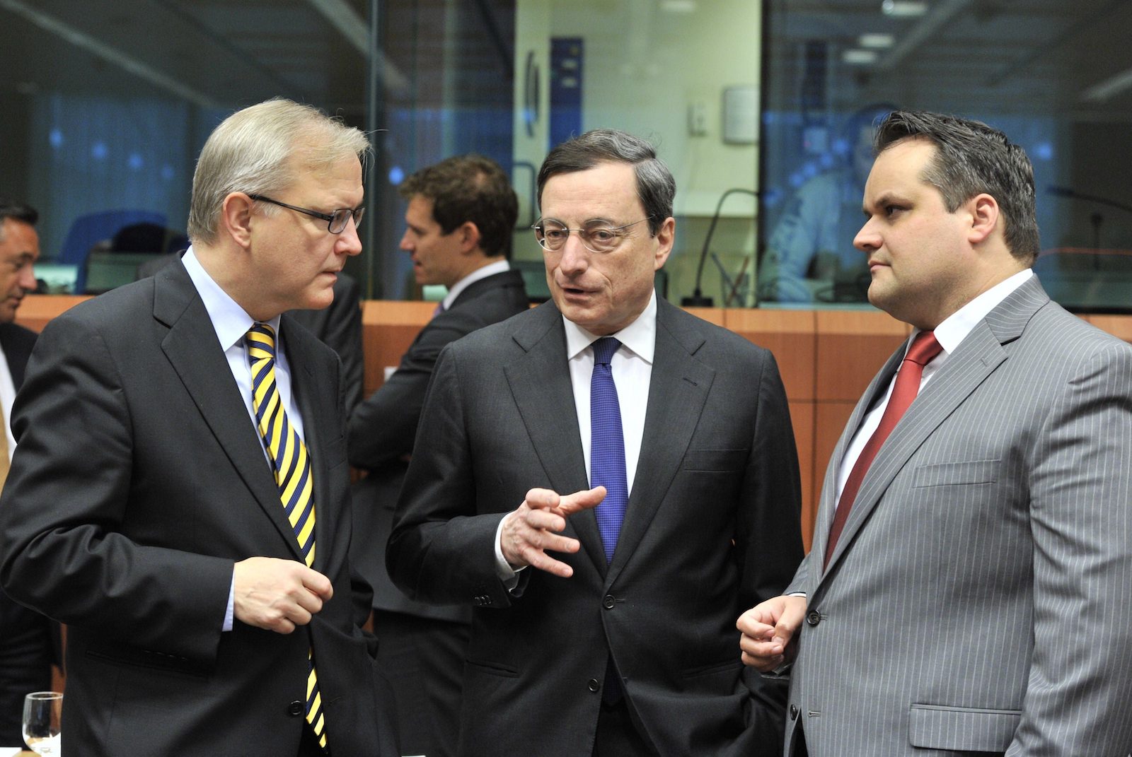 EU:n talous- ja raha-asioista vastaava komissaari Olli Rehn, Euroopan keskuspankin pääjohtaja Mario Draghi ja Alankomaiden valtiovarainministeri Jan Kees de Jager keskustelevat ennen euroalueen kokousta 12.3.2012 EU:n päämajassa Brysselissä.