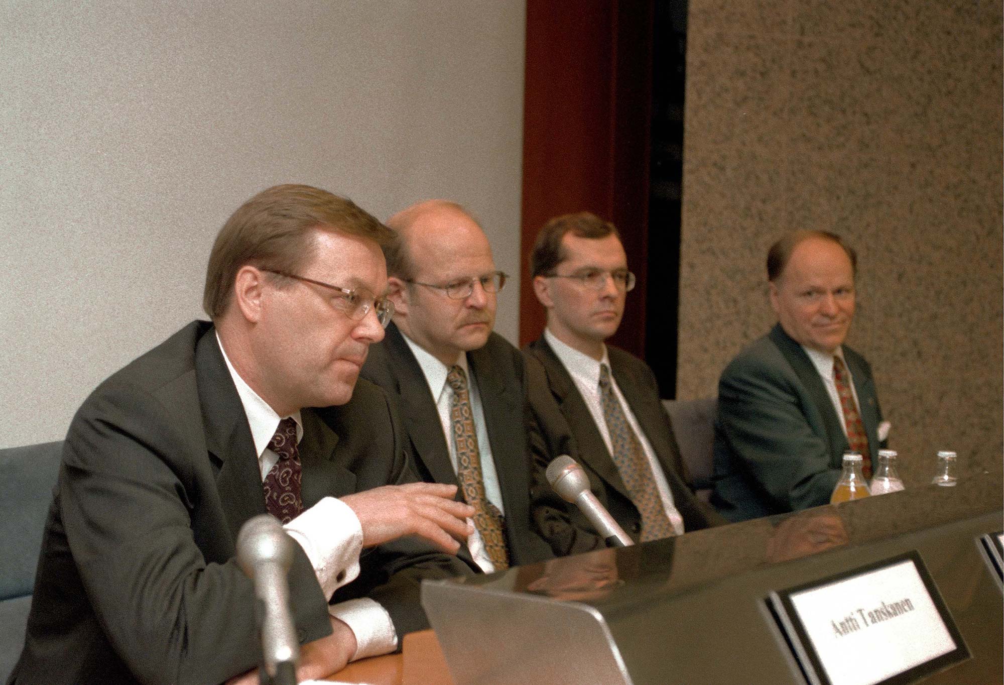 OKO:n info uudesta yhteistyömallista 1997. Tiedotustilaisuudessa Antti Tanskanen, Reijo Karhinen, Pentti Hakkarainen ja Heikki Vitie.