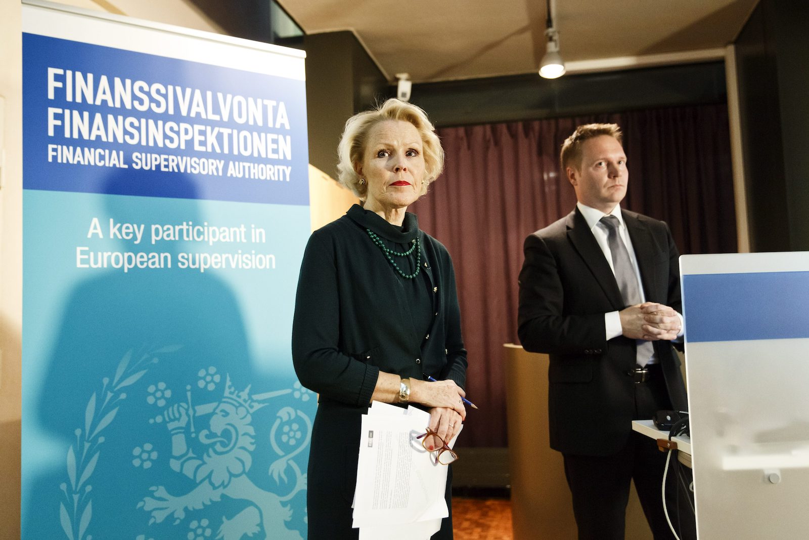Finanssivalvonnan johtaja Anneli Tuominen ja osastopäälikkö Jyri Helenius lehdistötilaisuudessa, jossa kerrottiin EKP:n pankkitestien tuloksista 26.10.2014.