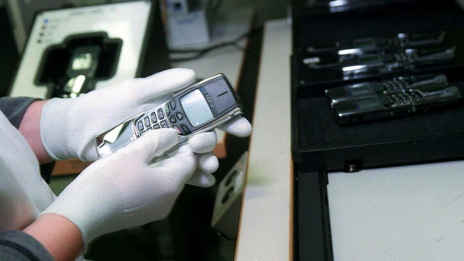 Nokian matkapuhelimien kokoonpanoa Salon tehtaalla lokakuussa 1998.