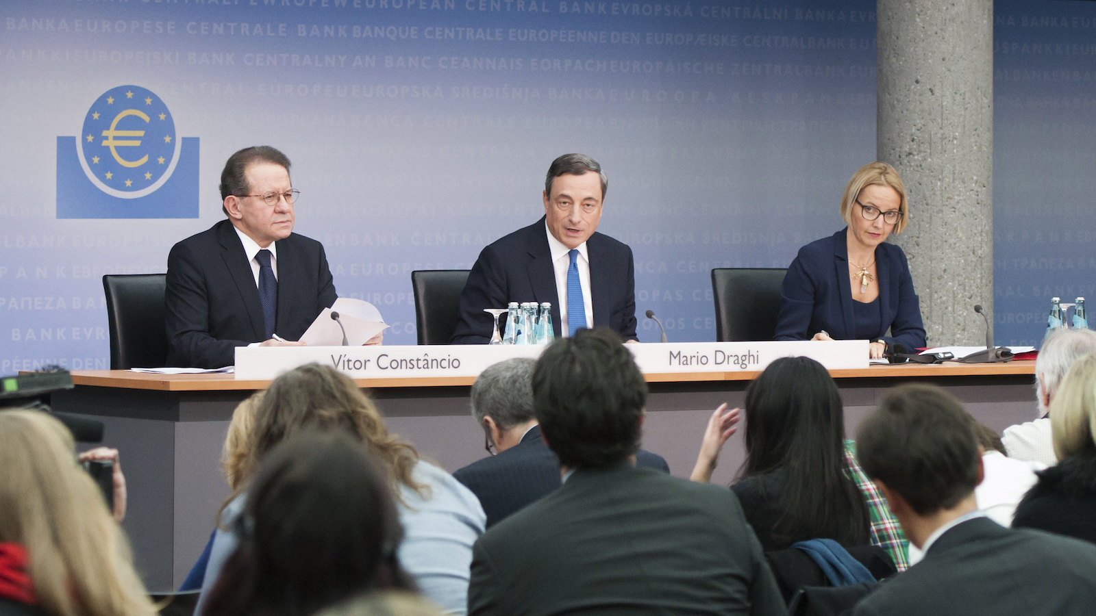 Euroopan keskuspankin varapääjohtaja Vitor Constancio ja pääjohtaja Mario Draghi lehdistötilaisuudessa 6.11.2014 Frankfurtissa, Saksassa.