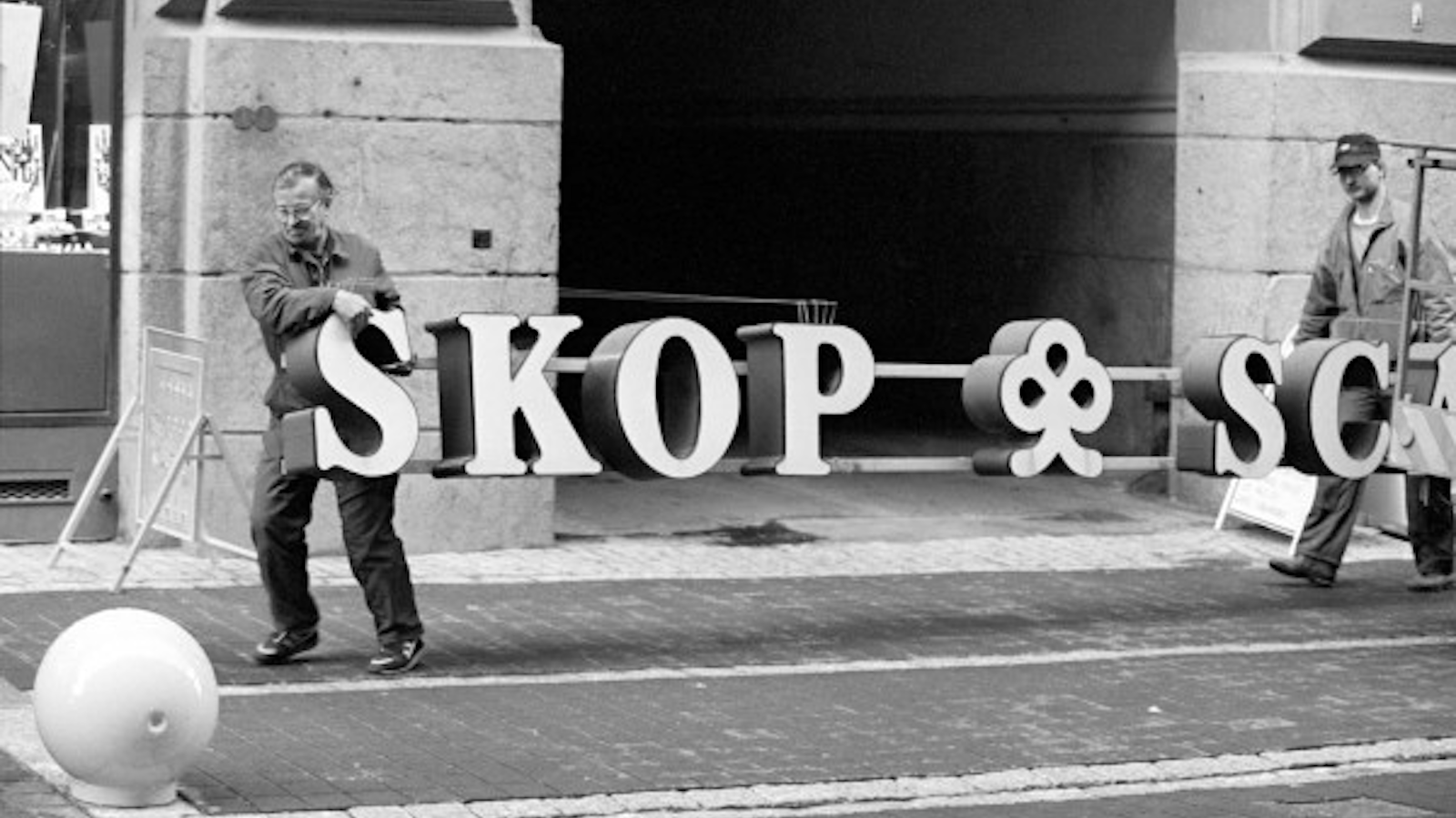SKOP:n kylttejä ja logoja poistetaan SKOP:n pääkonttorin seinältä syyskuussa 1993.